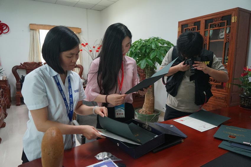 欄目組人員對萬達(dá)業(yè)資質(zhì)進(jìn)行審核